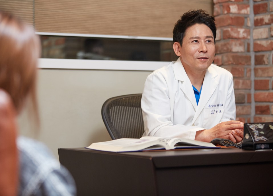 솜씨좋은 산부인과 윤호주 원장 소개 이미지